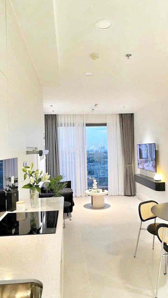 7,000,000 apartments. One bedroom full of furniture clear of District 7