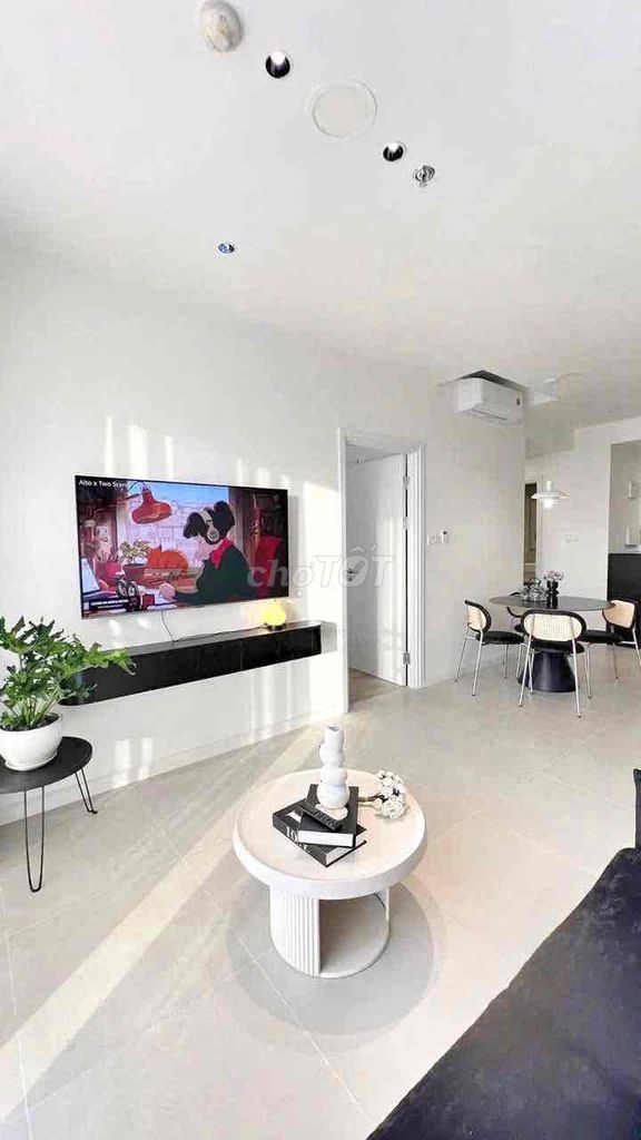 7,000,000 apartments. One bedroom full of furniture clear of District 7