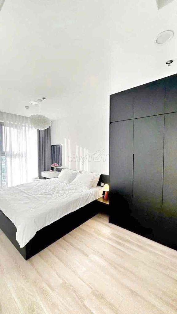 7,000,000 apartments. One bedroom full of furniture clear of District 7