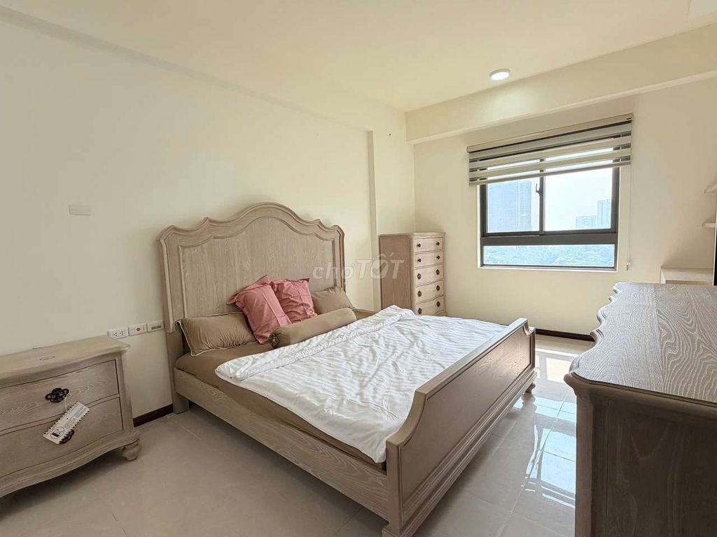 Rent a three-size dockland bedroom.