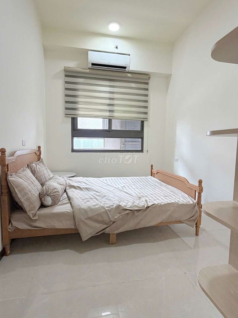 Rent a three-size dockland bedroom.