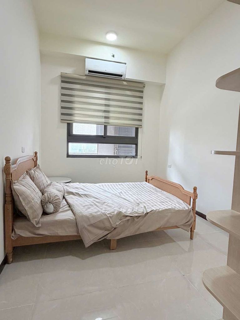 Rent a three-size dockland bedroom.