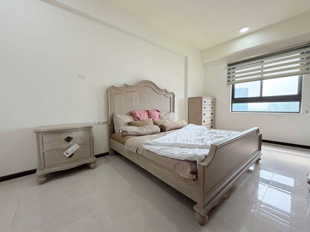 Rent a three-size dockland bedroom.