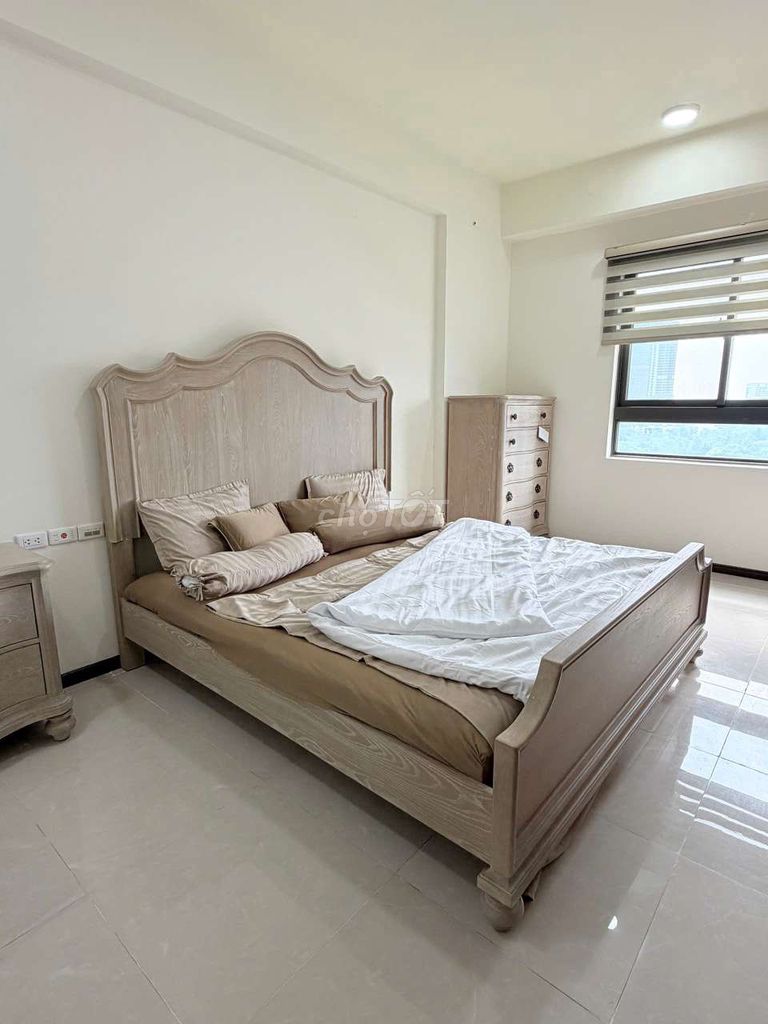 Rent a three-size dockland bedroom.