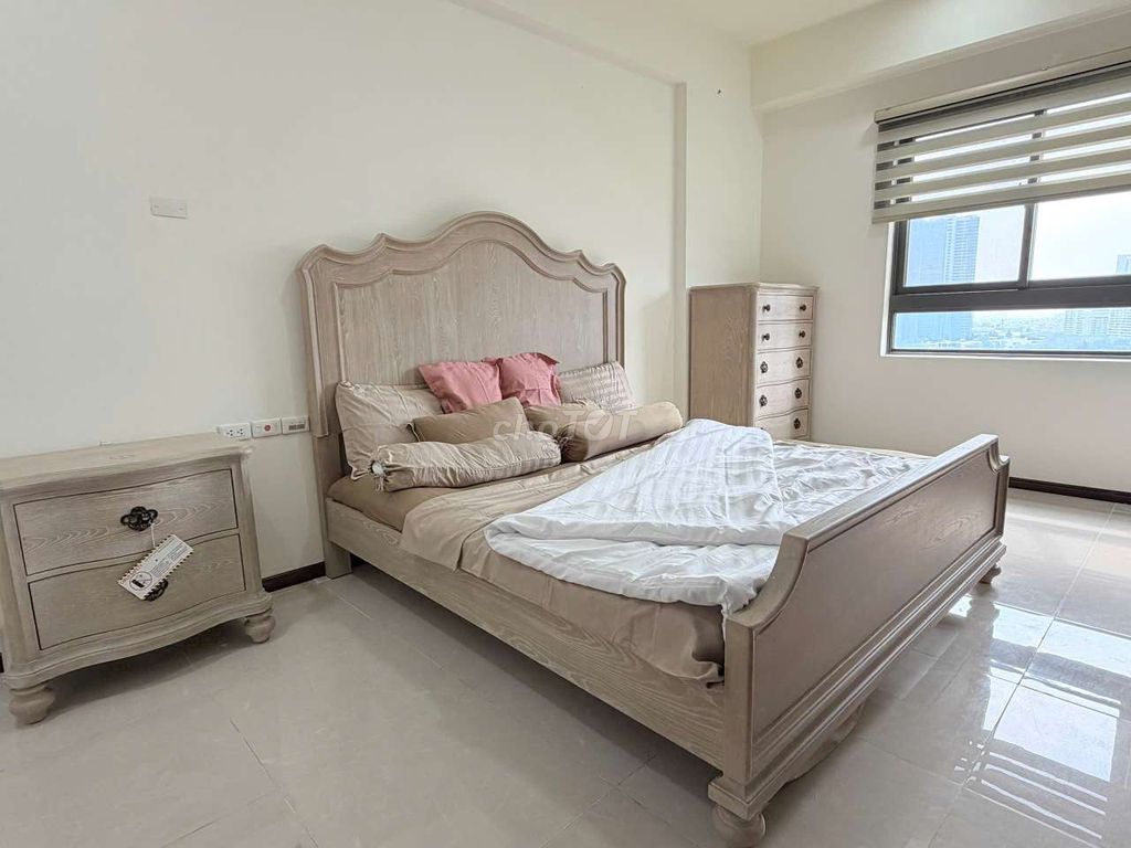 Rent a three-size dockland bedroom.