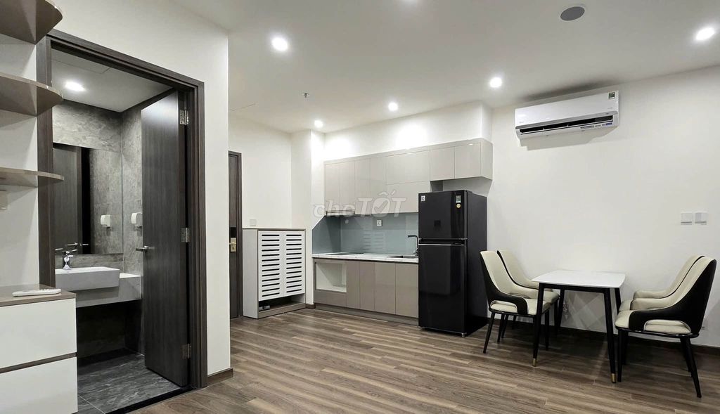 Rent a studio of Vin shews Ocean Park a new suit.