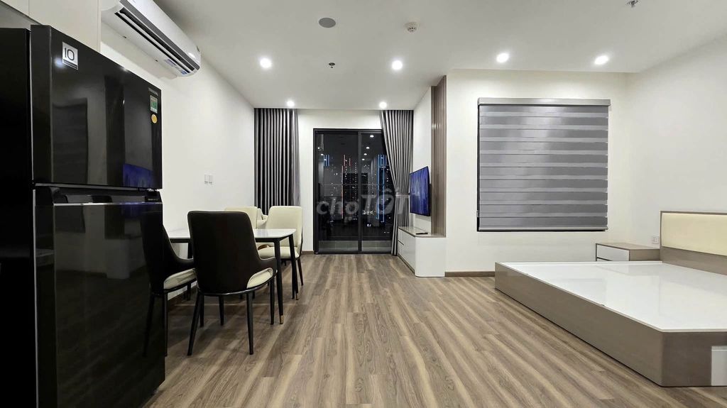 Rent a studio of Vin shews Ocean Park a new suit.