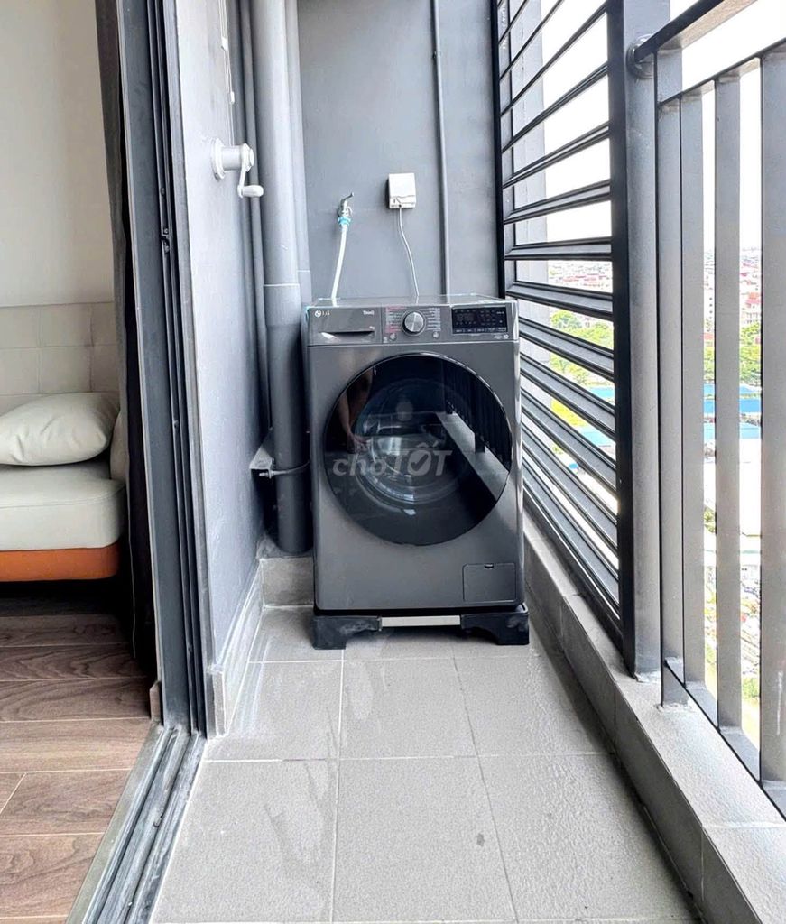 Rent a studio of Vin shews Ocean Park a new suit.