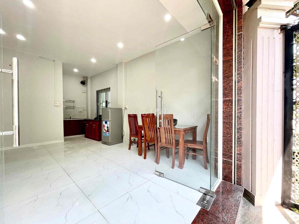 The square root of 2 bedroom plus 2 toilets plus free car alley.