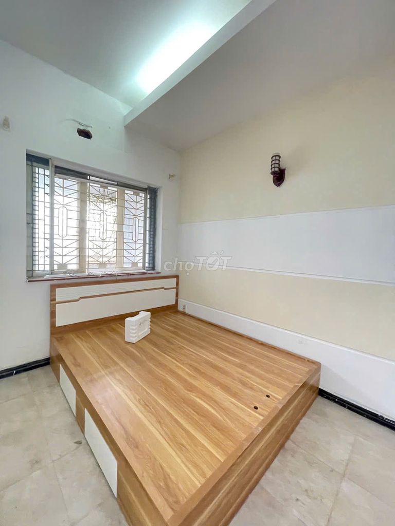 Akane set the apartment. A free bedroom.