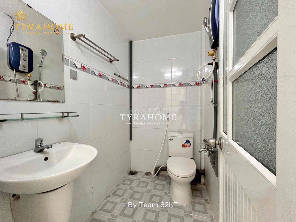 Right at the Phú Nhuận corner. One bedroom. 40 meters. Full balcony.