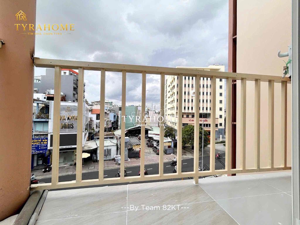 Right at the Phú Nhuận corner. One bedroom. 40 meters. Full balcony.