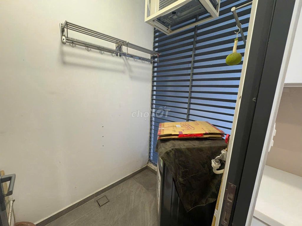 Qq250 M apartment. A bedroom. A full interior toilet.