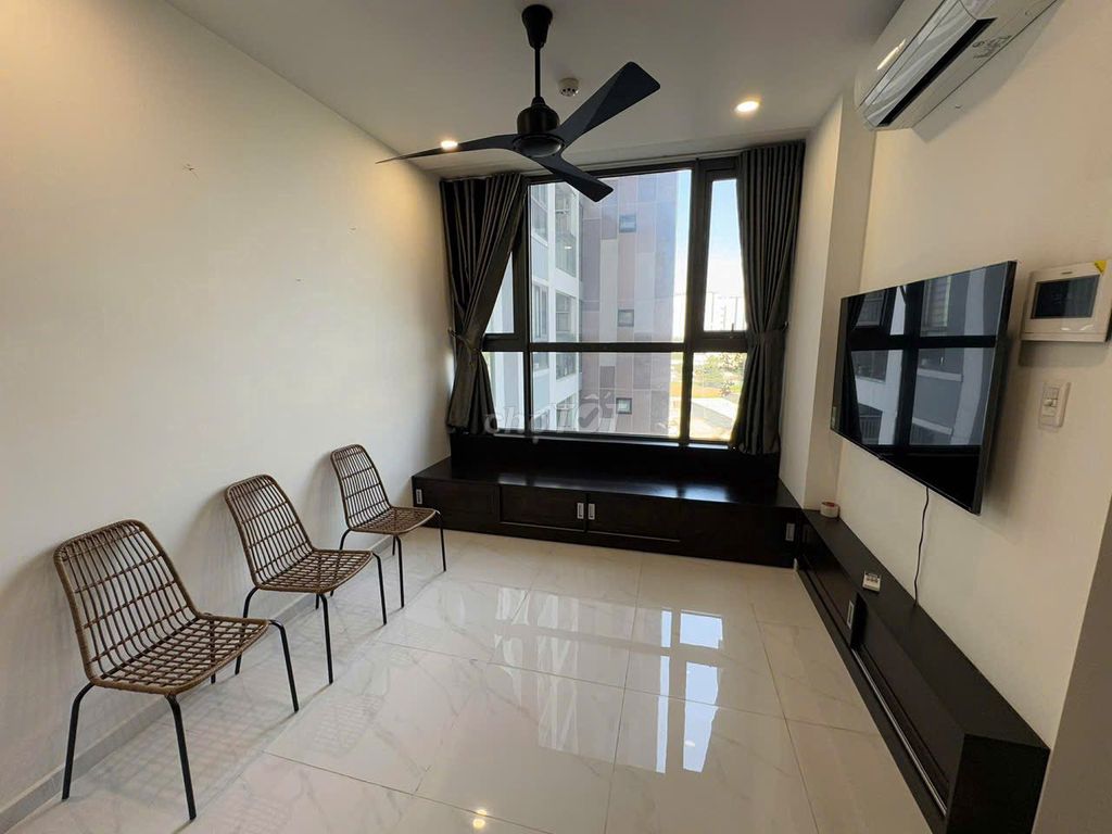 Qq250 M apartment. A bedroom. A full interior toilet.