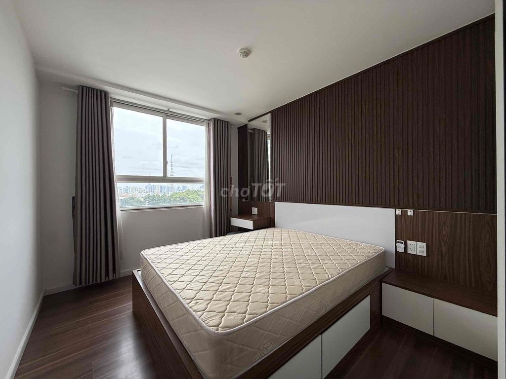 The apartment near the airport entered the beautiful house of furniture.