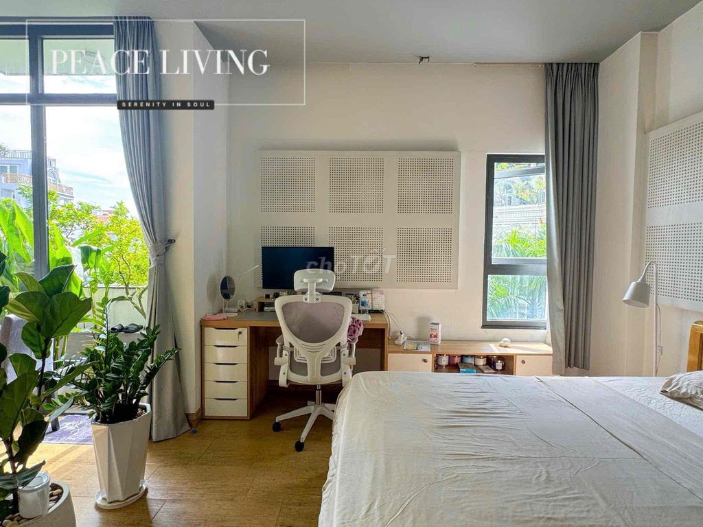 The hot house was about to be empty - the big balconies picked up much natural light!