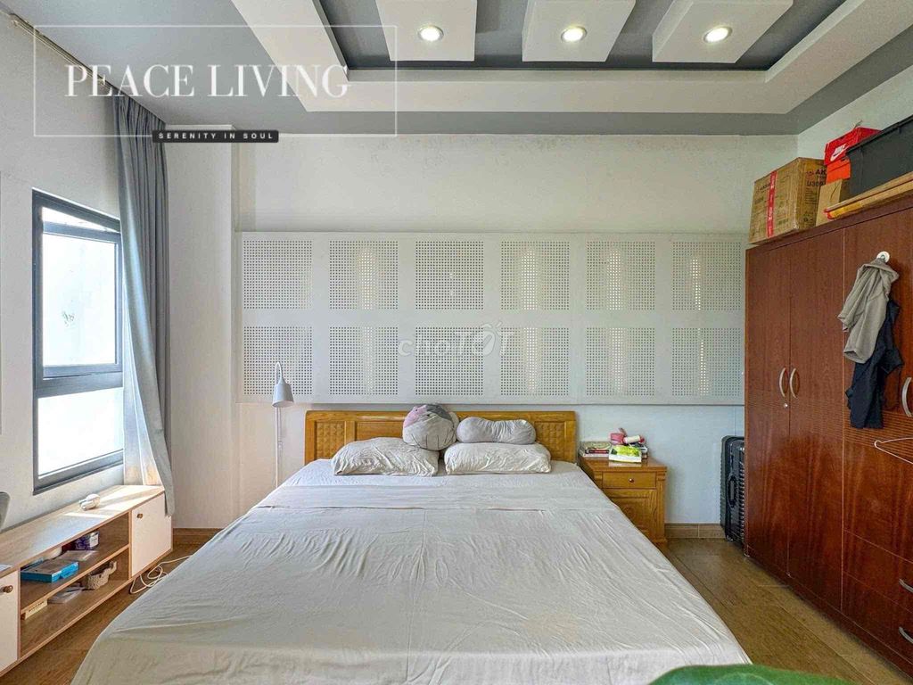 The hot house was about to be empty - the big balconies picked up much natural light!