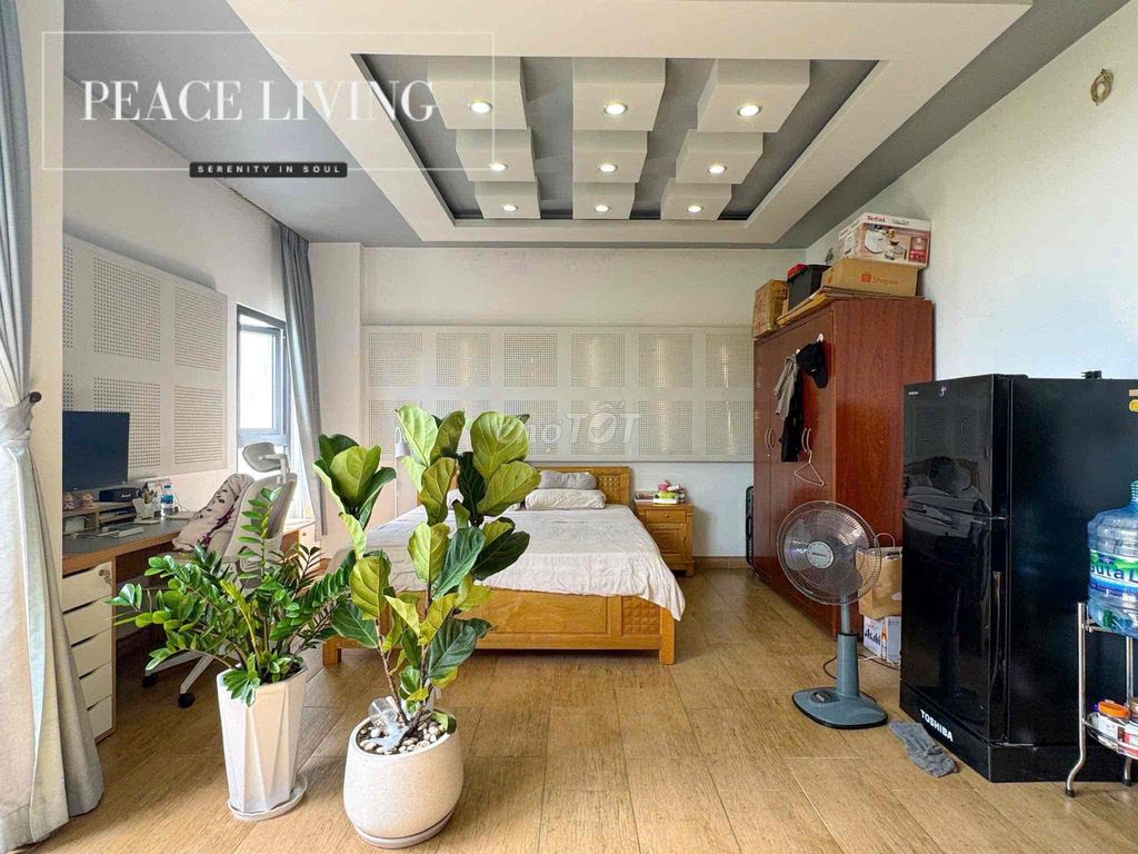 The hot house was about to be empty - the big balconies picked up much natural light!