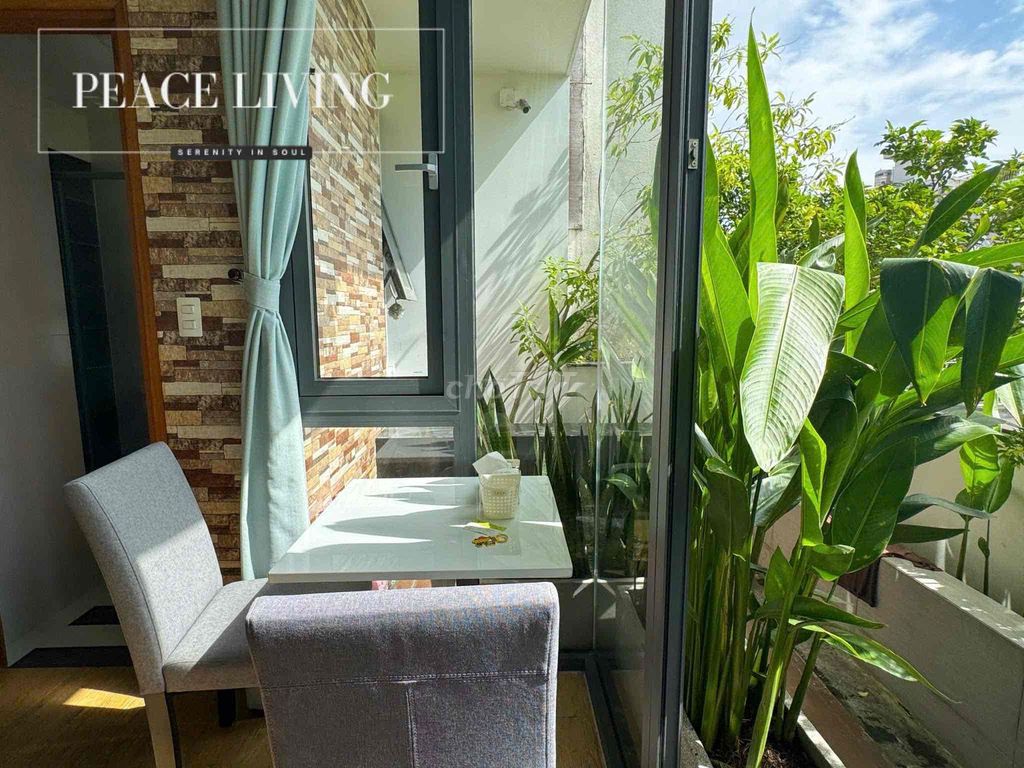 The hot house was about to be empty - the big balconies picked up much natural light!