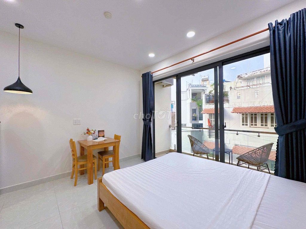 Rent a balcony apartment-- Nguyễn Trãi, District 1.