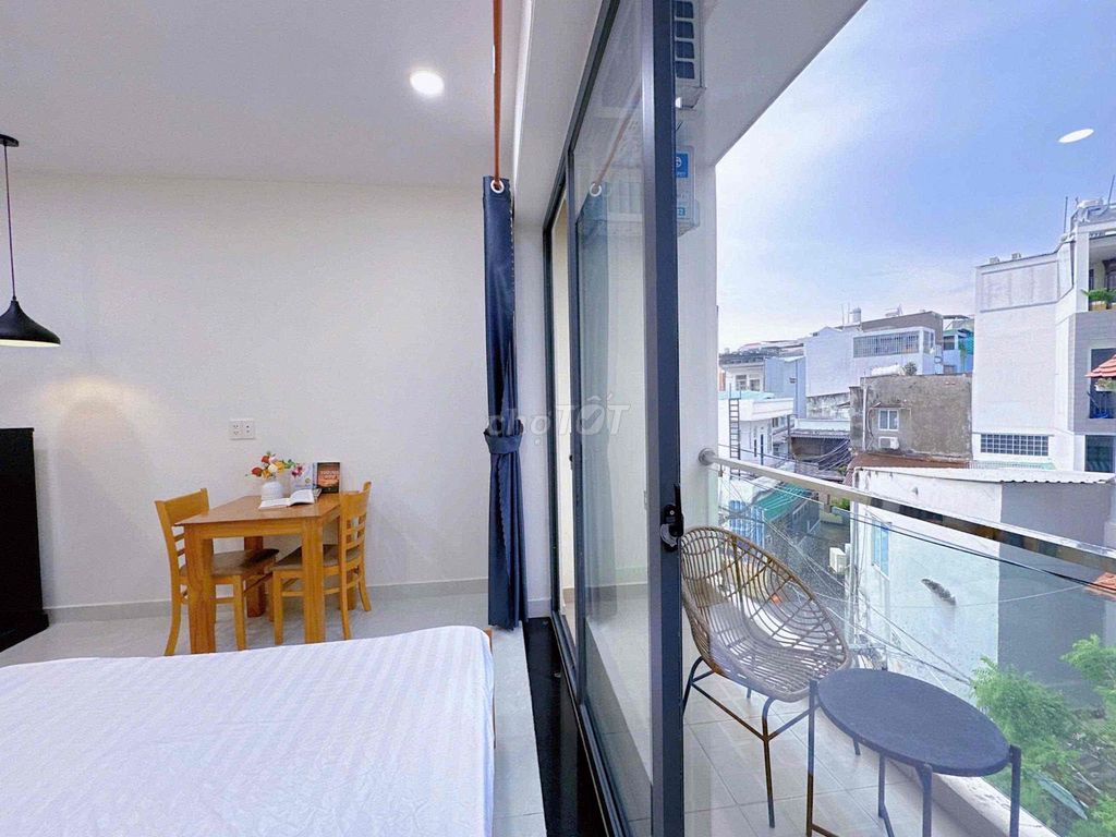 Rent a balcony apartment-- Nguyễn Trãi, District 1.