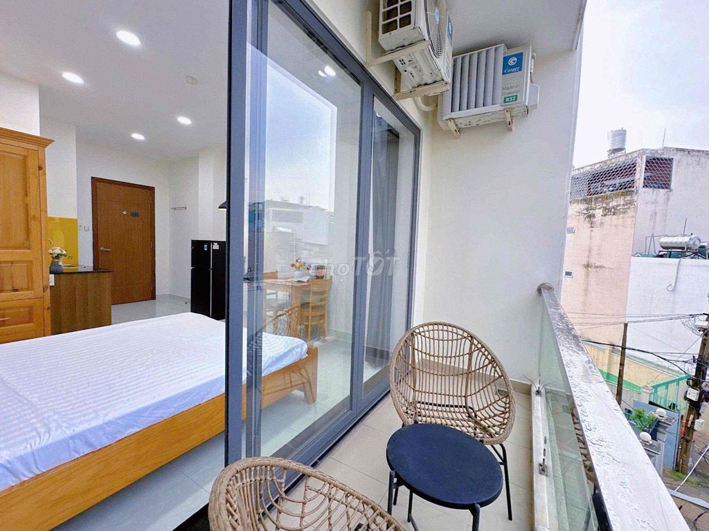 Rent a balcony apartment-- Nguyễn Trãi, District 1.