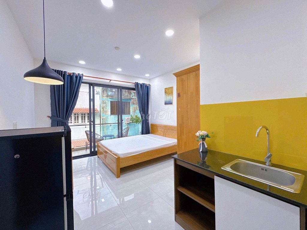 Rent a balcony apartment-- Nguyễn Trãi, District 1.