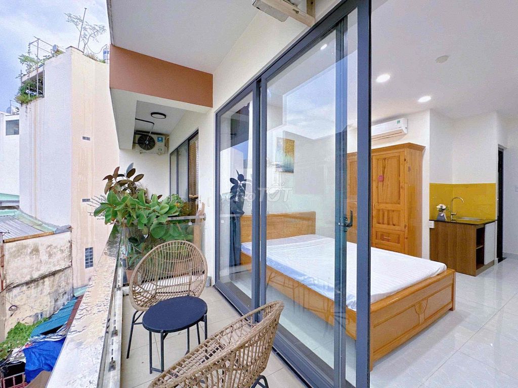 Rent a balcony apartment-- Nguyễn Trãi, District 1.