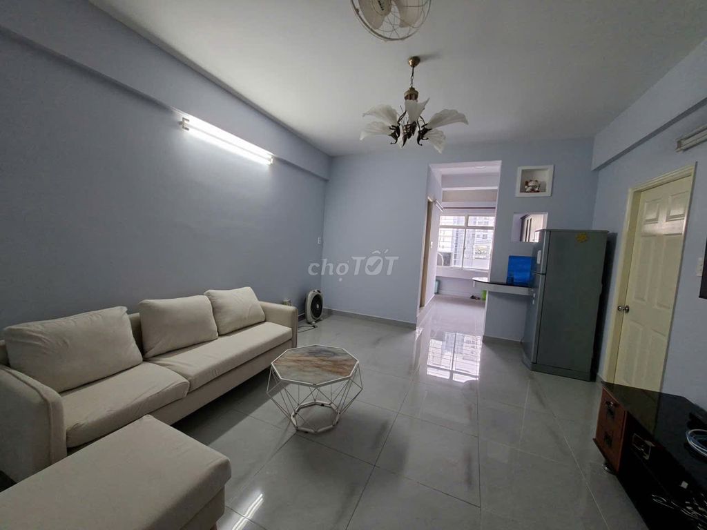 The owner rented the corner of a bedroom, full of furniture. Light house, fresh.
