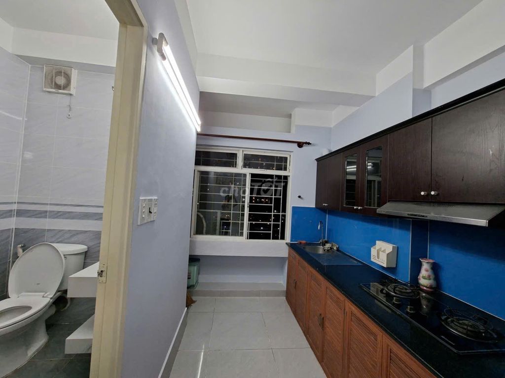 The owner rented the corner of a bedroom, full of furniture. Light house, fresh.