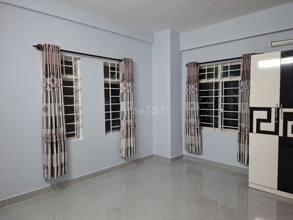 The owner rented the corner of a bedroom, full of furniture. Light house, fresh.