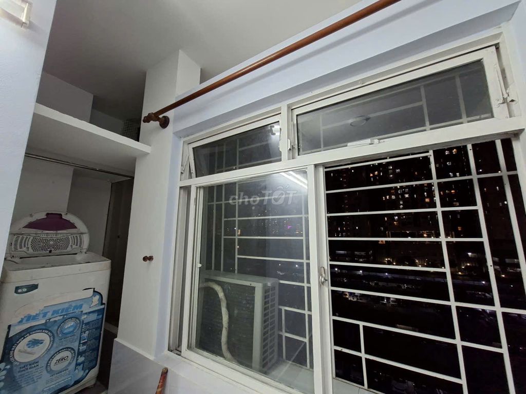 The owner rented the corner of a bedroom, full of furniture. Light house, fresh.