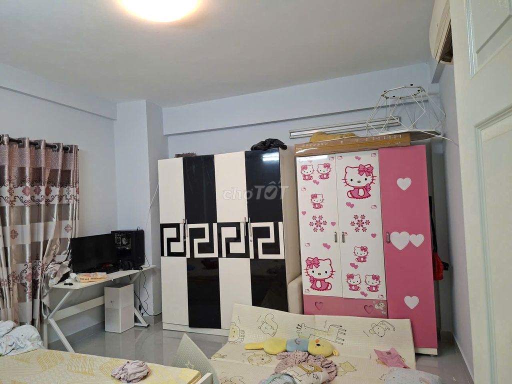 The owner rented the corner of a bedroom, full of furniture. Light house, fresh.