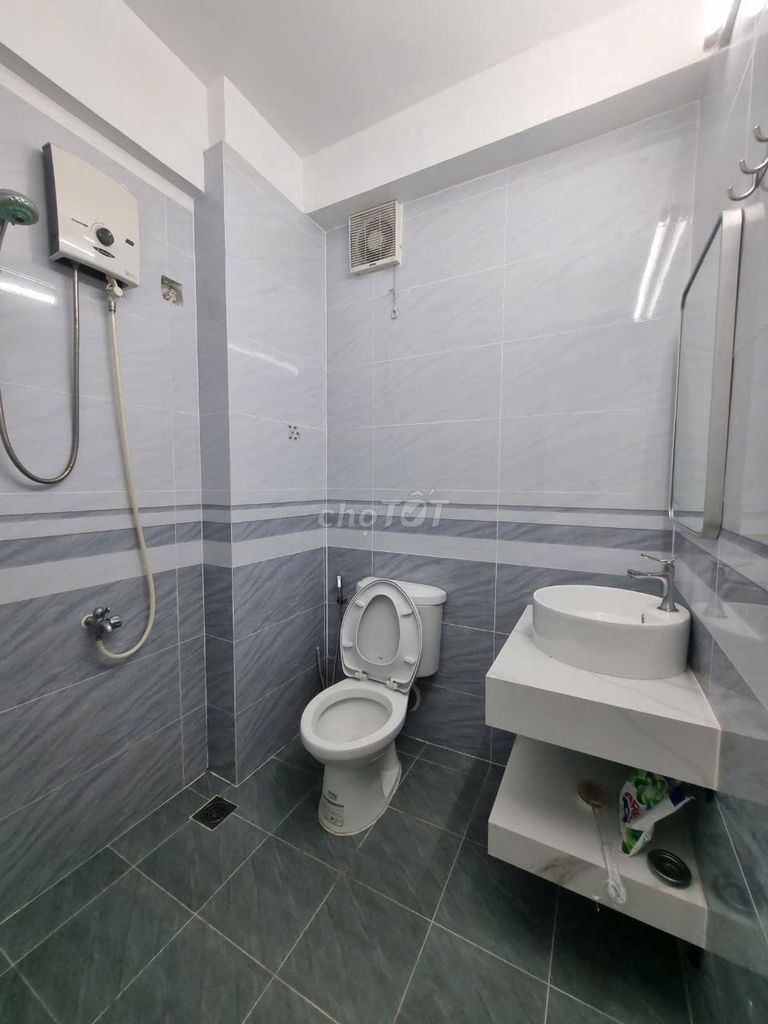 The owner rented the corner of a bedroom, full of furniture. Light house, fresh.