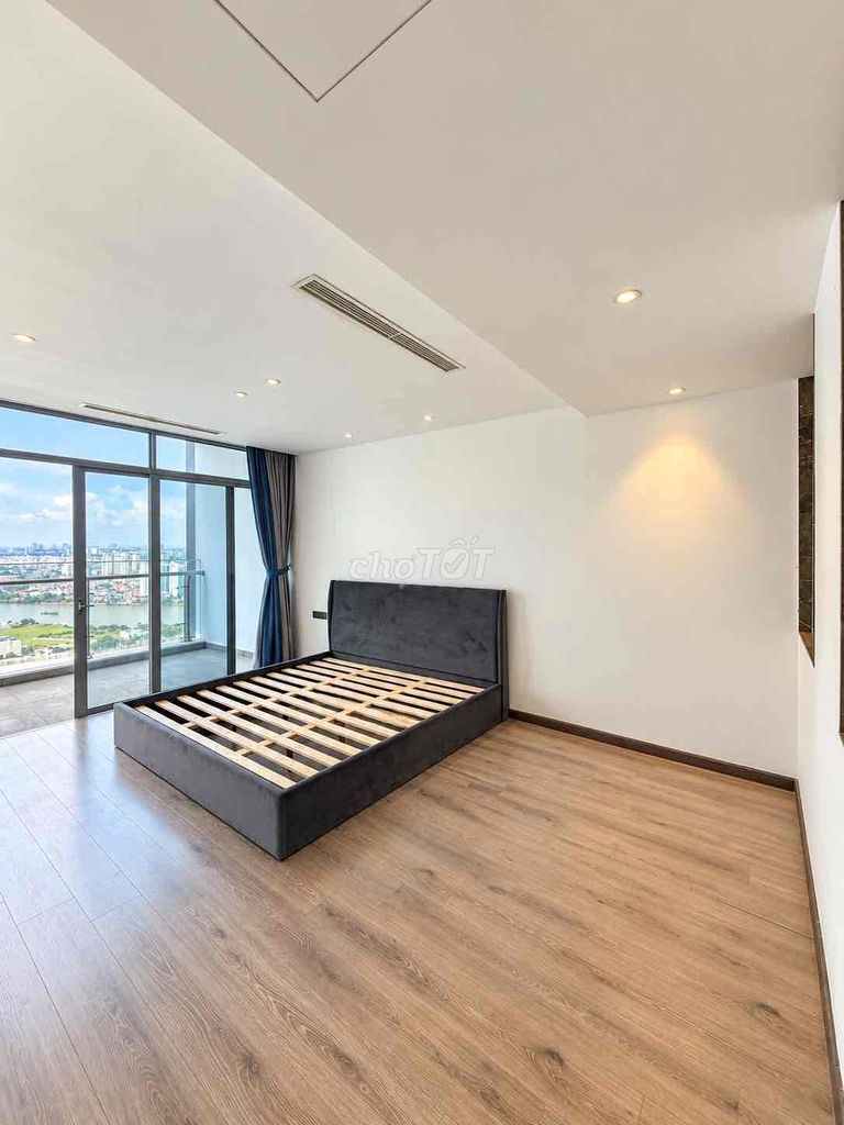 The penthouse Vinhomes Central Park is ready for a quick lease.