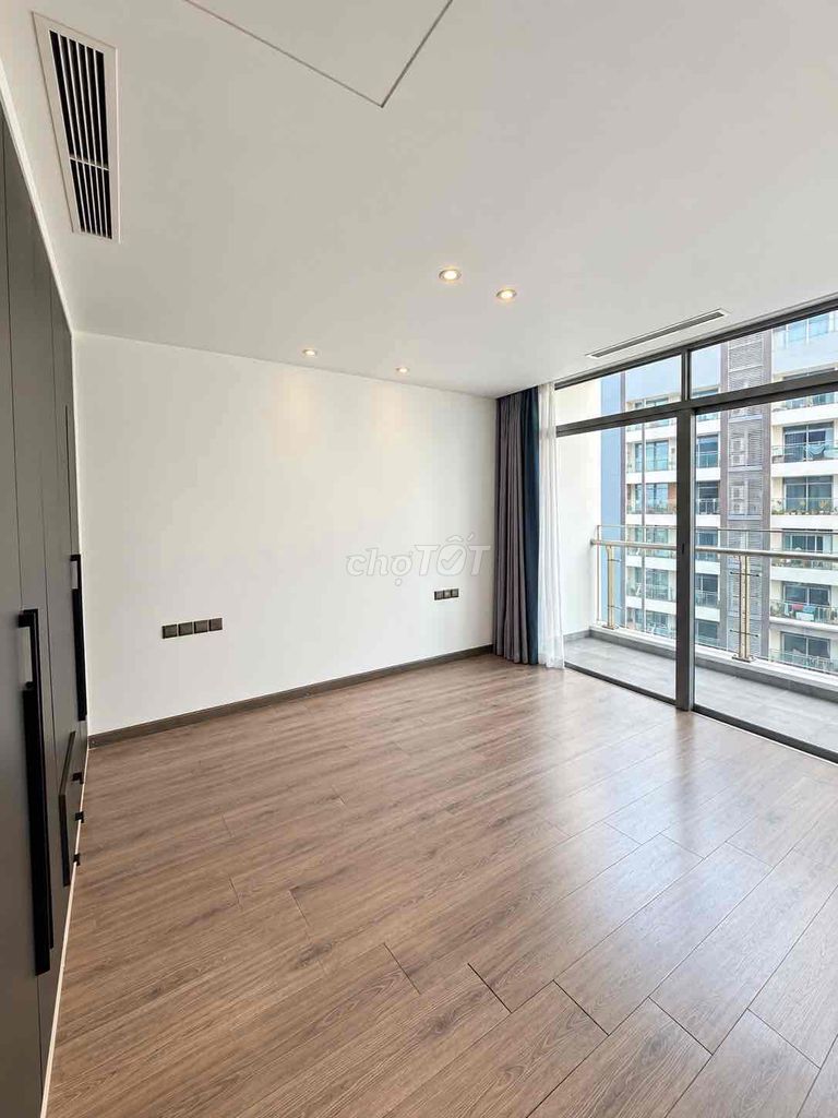 The penthouse Vinhomes Central Park is ready for a quick lease.