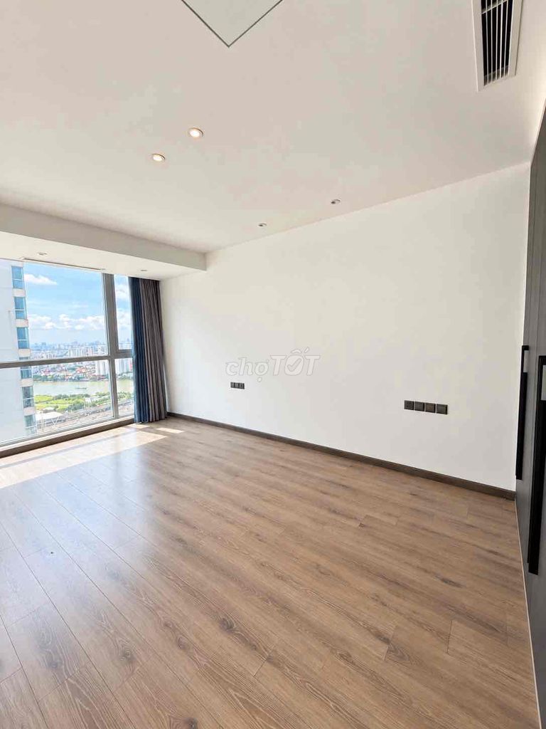 The penthouse Vinhomes Central Park is ready for a quick lease.