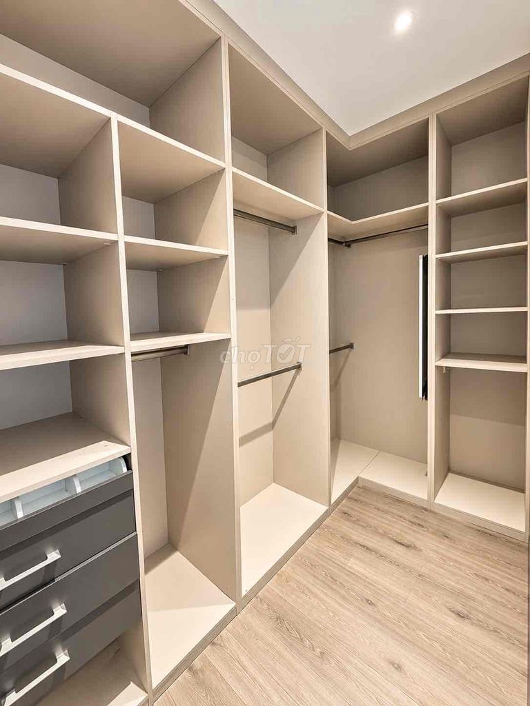 The penthouse Vinhomes Central Park is ready for a quick lease.