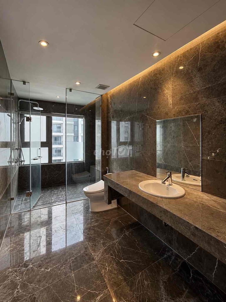 The penthouse Vinhomes Central Park is ready for a quick lease.