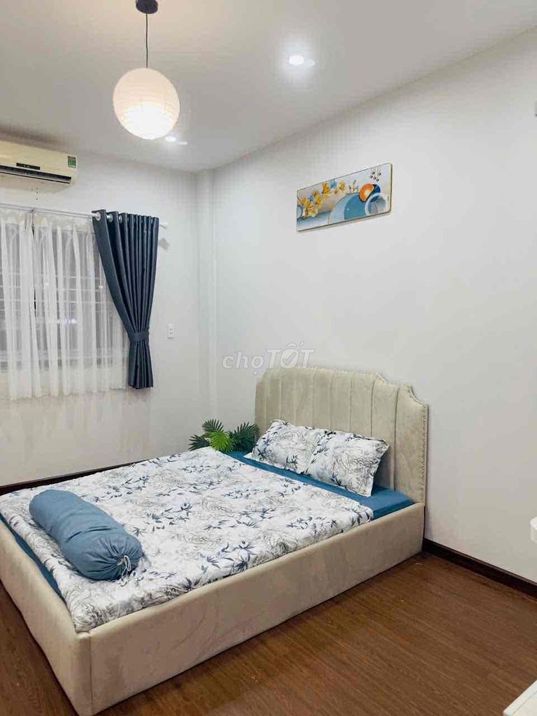 Rent an old apartment. Two bedrooms. A 70-foot toilet.