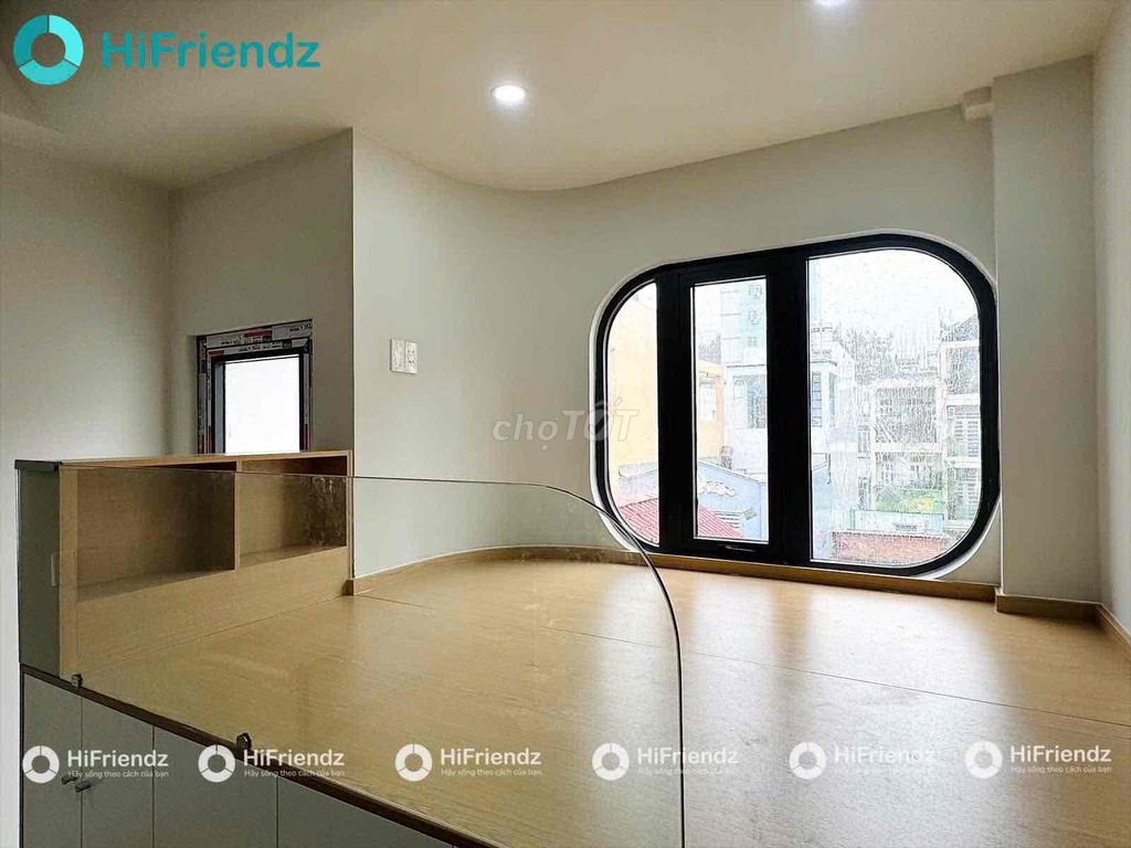 Tell Zhang that the Studio Protection Center is near the University of District Five.