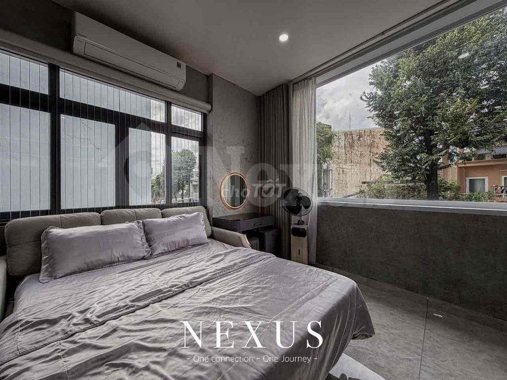 District 3Tone Grey clears the kitchen with a cool full interior
