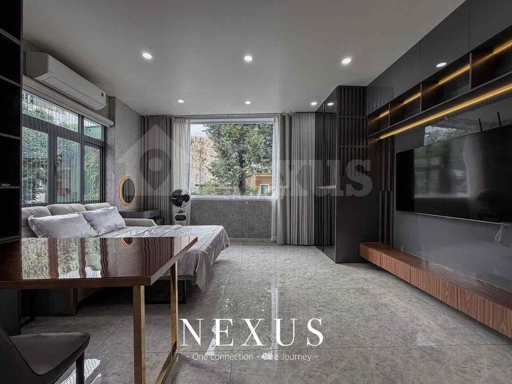 District 3Tone Grey clears the kitchen with a cool full interior
