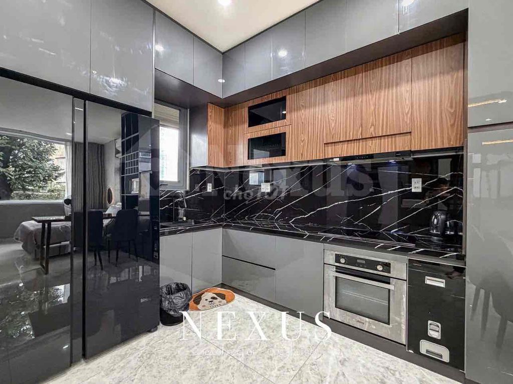District 3Tone Grey clears the kitchen with a cool full interior