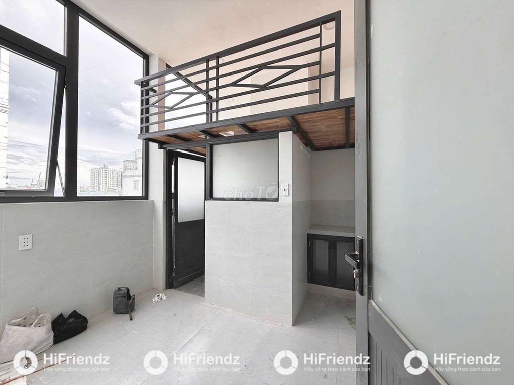 The mini apartment built 100% of the sky windows, full of rich furniture.