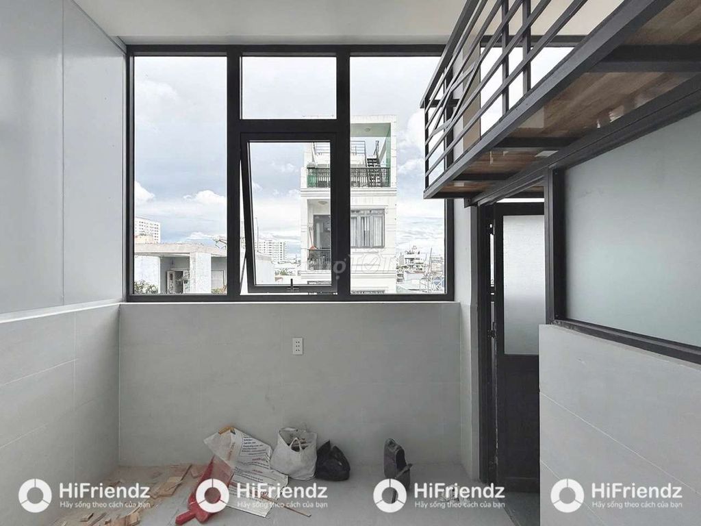 The mini apartment built 100% of the sky windows, full of rich furniture.