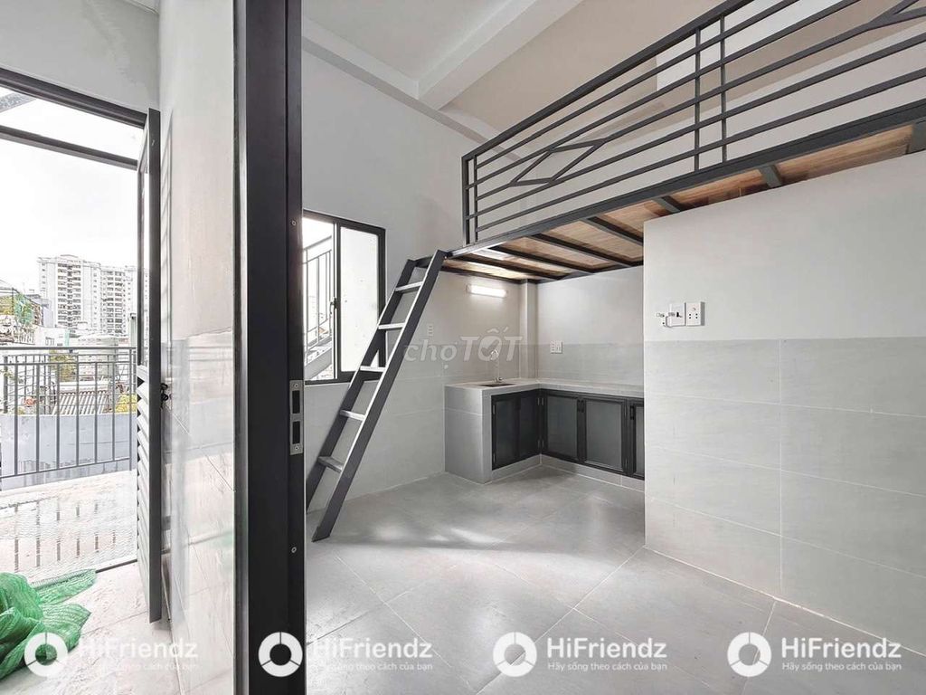The mini apartment built 100% of the sky windows, full of rich furniture.