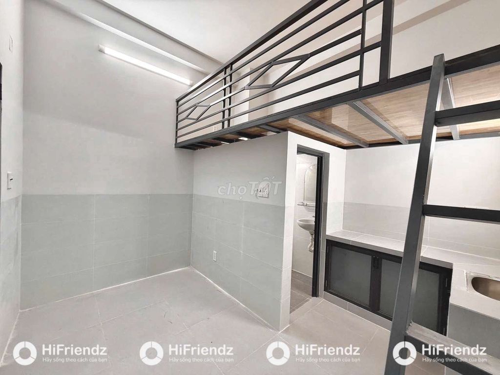 The mini apartment built 100% of the sky windows, full of rich furniture.