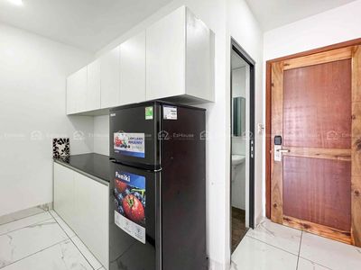 A full-house service apartment. A public wash-house. Very open private wash-house.