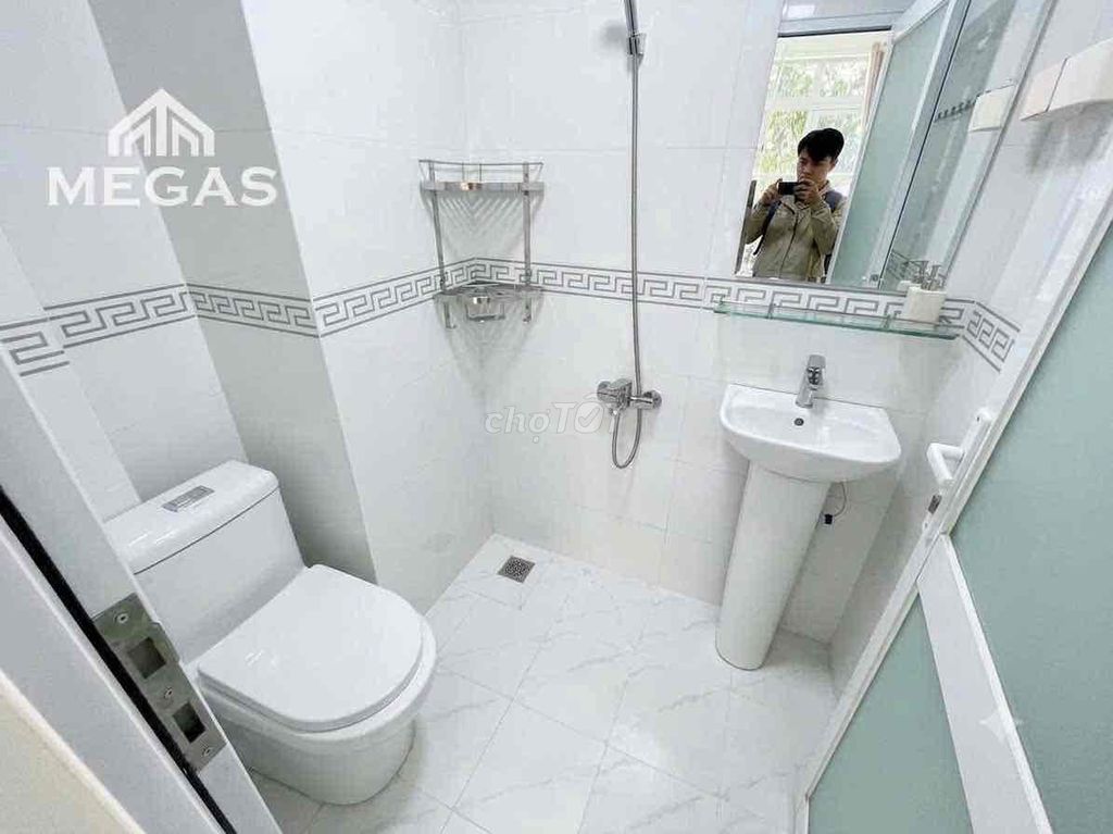 Rent the underprivileged balcony right here at Vincom Nguyễn Xí.